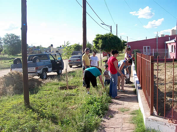 FOTO: Jóvenes trabajan para mejorar una plazoleta de barrio
