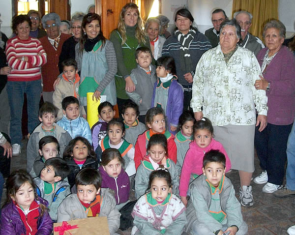 FOTO: abuelos del Cumelen recibieron la visita del Jardín “Carocitos” 