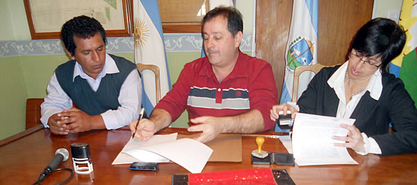Hugo Kenny firmó convenio con la Municipalidad de La Humada