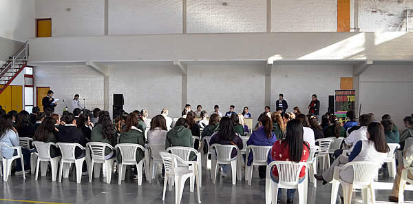 Diputados, concejales estudiantiles y alumnos debaten sobre el Voto Joven