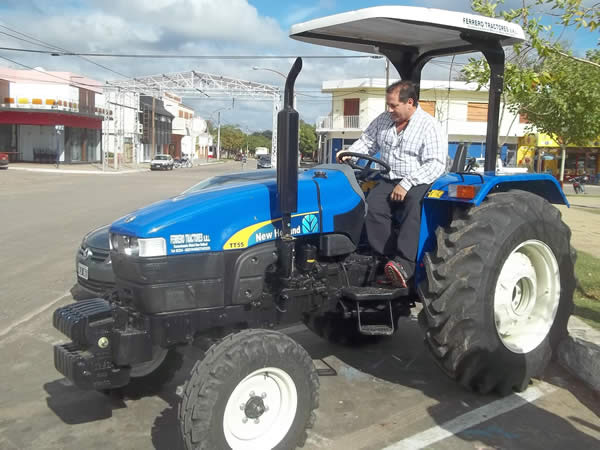 Presentan nuevo tractor 0Km adquirido por el municipio